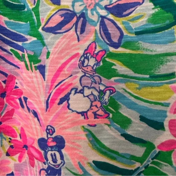 NWT Lilly Pulitzer X Disney Parks Etta V-Neck Tee Disney Dreamin’ MED Limited Ed - Picture 12 of 13